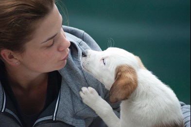 woman kissing puppy in Stockon California